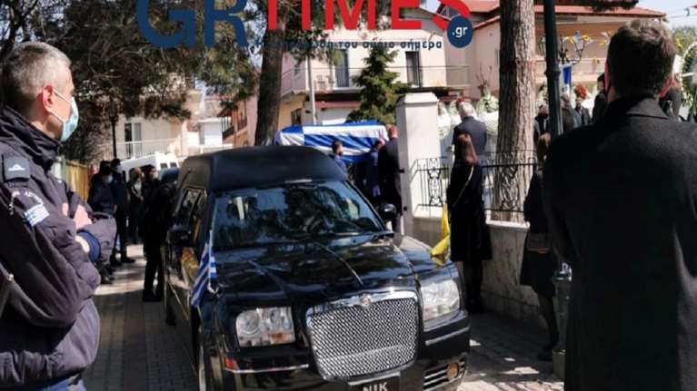 Θρήνος στη Θεσσαλονίκη: Το τελευταίο αντίο στον Μπόρις Μουζενίδη - Τυλιγμένο με τη σημαία το φέρετρο [εικόνες-βίντεο]