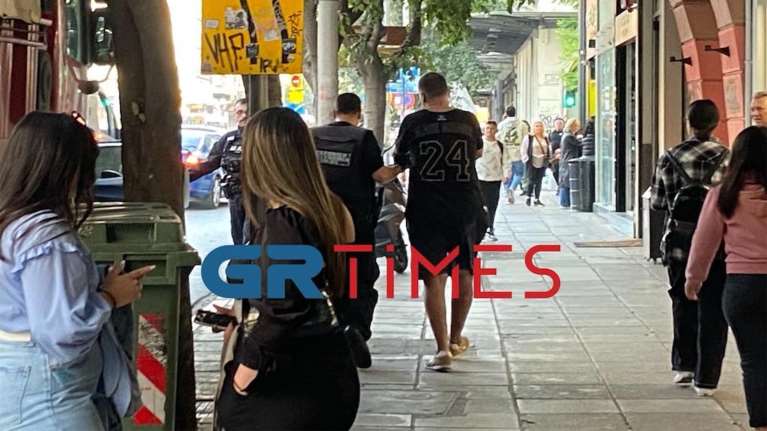 Χτύπησε μητέρα που κρατούσε στην αγκαλιά της το κοριτσάκι της στη Θεσσαλονίκη [βίντεο]