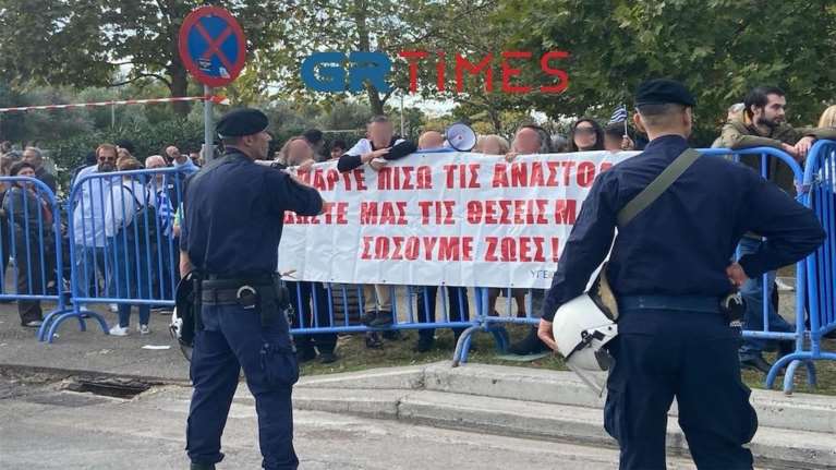 Θεσσαλονίκη: Διαμαρτυρία υγειονομικών σε αναστολή αμέσως μετά τη στρατιωτική παρέλαση [βίντεο]