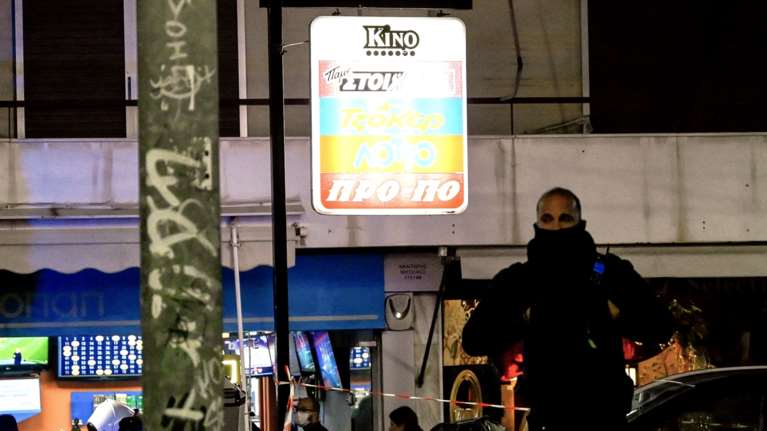 Π. Φάληρο: Νεκρός μέσα στην τουαλέτα πρακτορείου ΟΠΑΠ ο ιδιοκτήτης – Μαχαιρώθηκε θανάσιμα, βρέθηκαν ρόπαλο και καραμπίνα
