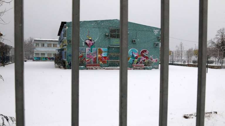 Σχολεία: Σε ποιες περιοχές θα μείνουν κλειστά τη Δευτέρα - Με τηλεκπαίδευση τα μαθήματα