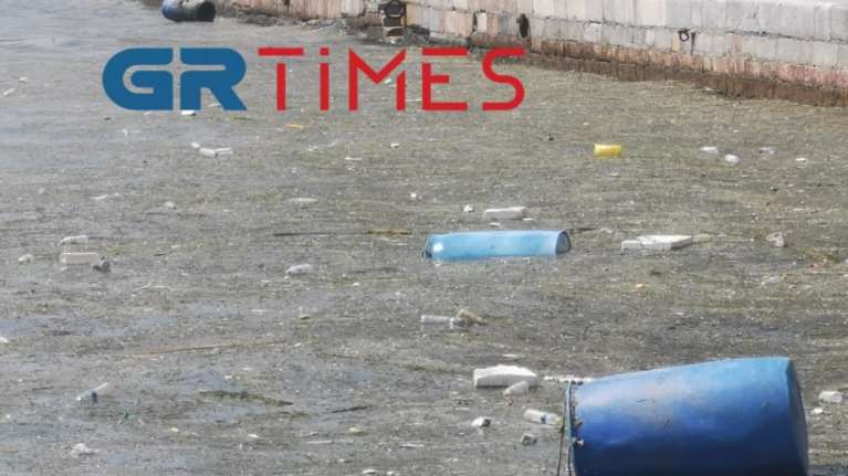 Σκουπιδότοπος ο Θερμαϊκός: Γέμισε με βαρέλια, πλαστικά και τελάρα - Έντονη δυσοσμία [εικόνες-βίντεο]