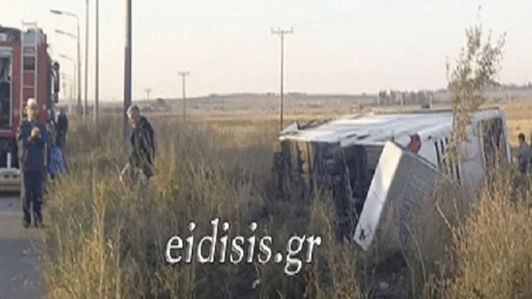 Θεσσαλονίκη: Σοβαρό τροχαίο με τρεις νεκρούς και τραυματίες σε σύγκρουση τουριστικού λεωφορείου με δύο αυτοκίνητα