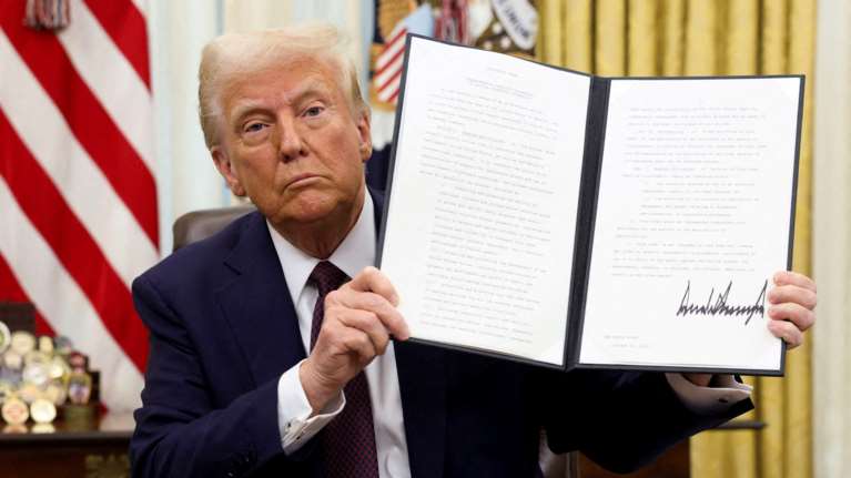 Ο Τραμπ συνεχίζει τον εμπορικό πόλεμο: Υπέγραψε το διάταγμα για επιβολή δασμών 25% σε χάλυβα και αλουμίνιο
