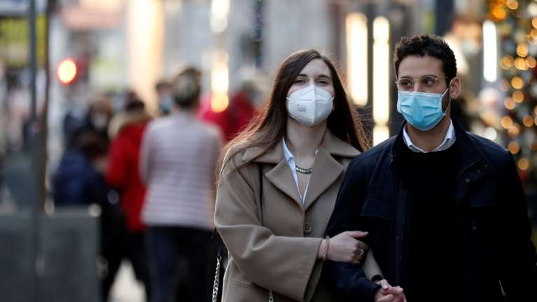 Ηχηρό μήνυμα ΠΟΥ: Μείνετε σπίτι τα Χριστούγεννα - Δεν αξίζει να κολλήσετε τον ιό σε αγαπημένα πρόσωπα