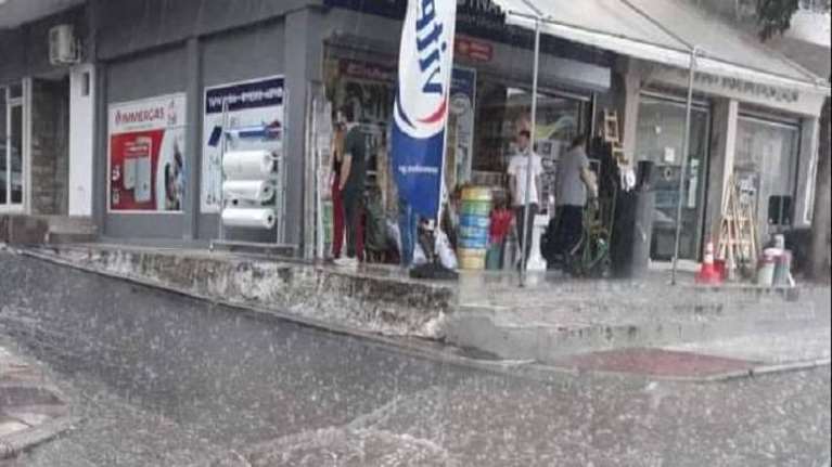 Ισχυρή καταιγίδα στη Θεσσαλονίκη: Άνοιξαν οι ουρανοί - Αστραπές και χαλάζι [Βίντεο]