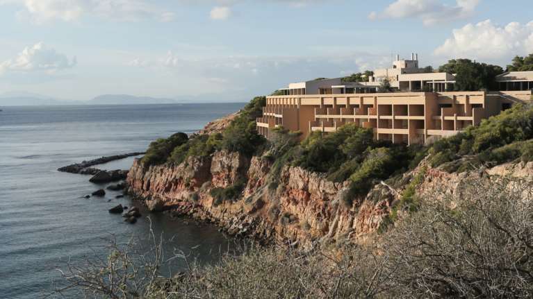 Στα χαρακώματα ξενοδοχεία και δήμοι για την επιβολή νέων τελών - Η περίπτωση του Αστέρα Βουλιαγμένης