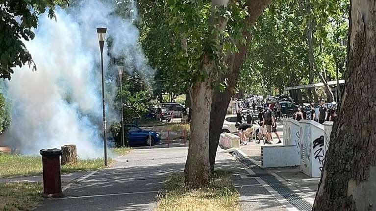 ΑΠΘ: Νέα επεισόδια με τους αντεξουσιαστές με κράνη, να πετάνε μάρμαρα στους αστυνομικούς [εικόνες, βίντεο]