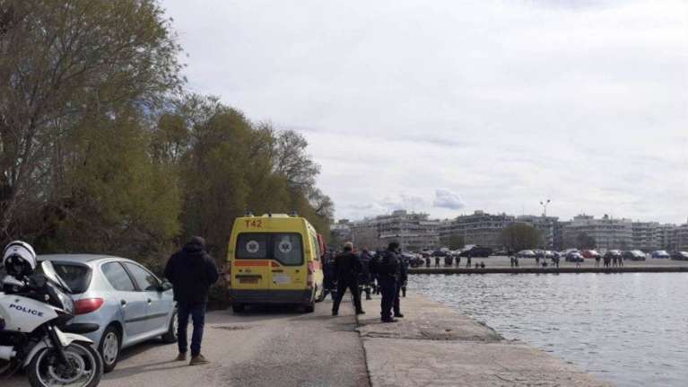 Σοκ στη Θεσσαλονίκη: Αστυνομικός αυτοκτόνησε γιατί είχε καρκίνο - Έπεσε με ΙΧ στον Θερμαϊκό δεμένος με χειροπέδες [βίντεο]