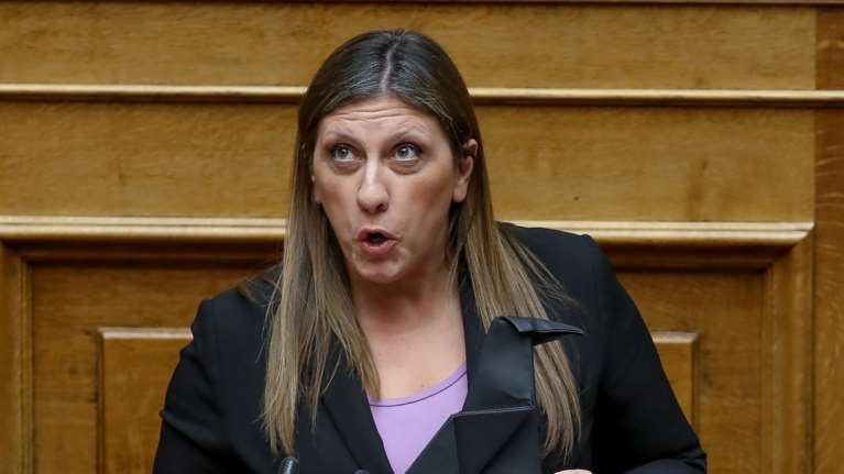 Η Ζωή εμφανίστηκε στο βήμα της Βουλής με ένα μαύρο &quot;κοράκι&quot;- Ηθελε να το καταθέσει και στα πρακτικά