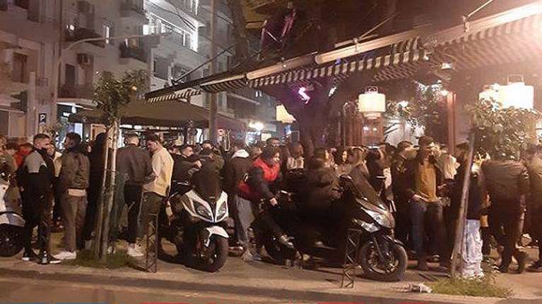 Θεσσαλονίκη: &quot;Κορονο-πάρτι&quot;, ουρές για ένα ποτό και… κρυφτούλι στα στενά [Βίντεο-Εικόνες]