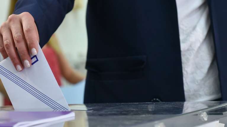 Δημοσκόπηση Pulse: Διχασμένοι οι πολίτες για τον Άγνωστο Στρατιώτη - Ποιοι θα ψηφίσουν Τσίπρα και Σαμαρά