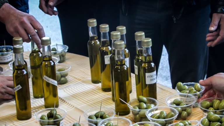 Σοκ με το ελαιόλαδο: &quot;Έπιασε&quot; τα 17 ευρώ το λίτρο στα ράφια των σούπερ μάρκετ - Αύξηση 70% στην τιμή χονδρικής