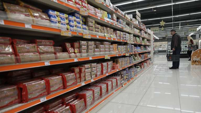 Σούπερ Μάρκετ: Γιατί δεν θα μειώσουν τις τιμές στα ράφια - "Λύση οι αυξήσεις μισθών και η μείωση του ΦΠΑ"