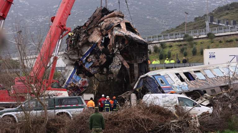 Τέμπη: "Έβαλα το κεφάλι μου κάτω και λέω τώρα ό,τι γίνει" - Σοκάρει η περιγραφή επιβάτη που ταξίδευε στο 4ο βαγόνι