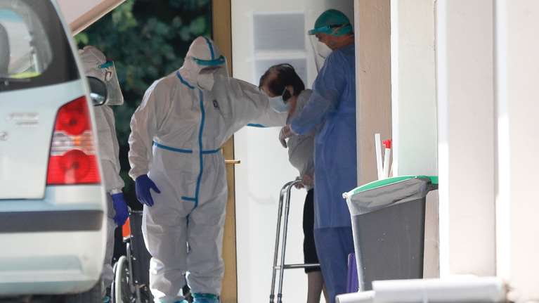 &quot;Καμπανάκι&quot; Παπαευαγγέλου: Ποιες ηλικίες κινδυνεύουν από την Όμικρον