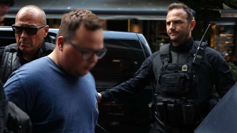 &quot;Εκνευρίστηκα, πήρα ένα κουζινομάχαιρο και την κάρφωσα&quot;: Σοκάρει η απολογία του μητροκτόνου- Απαθής και ψυχρός