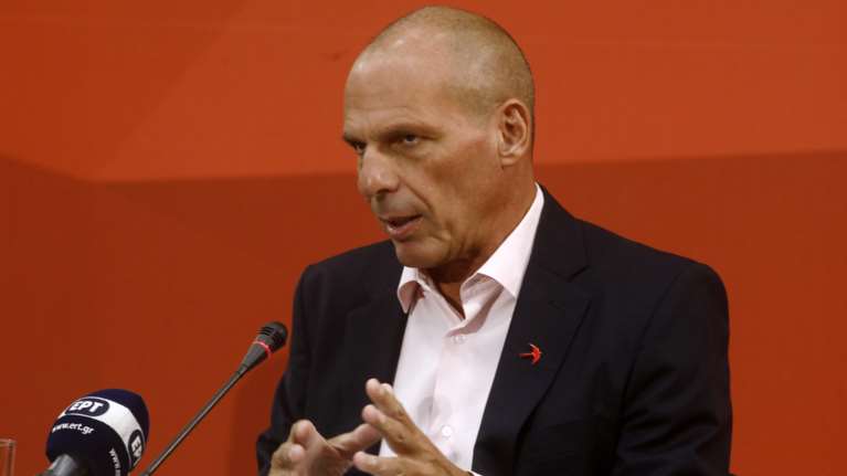 Ο Γιάνης Βαρουφάκης δεν αναγνωρίζει τα πρόσωπα των νεαρών αντεξουσιαστών που τον έδειραν στα Εξάρχεια