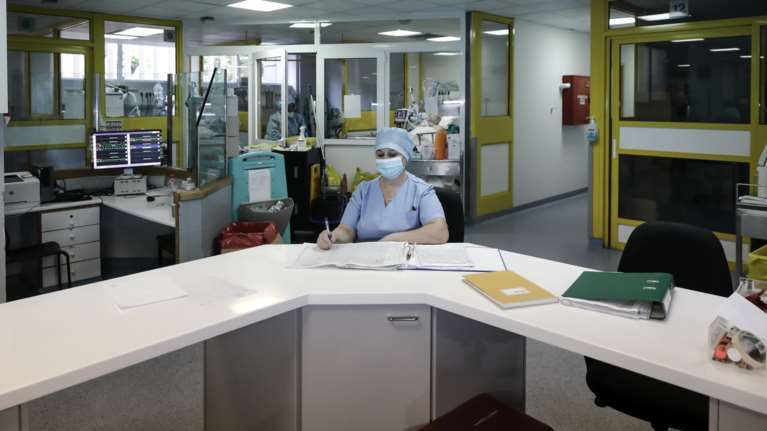 Κορονοϊός: &quot;Ήδη γίνεται επιλογή ασθενών, πεθαίνει κόσμος σωρηδόν&quot; - Σοκάρει εντατικολόγος της Β. Ελλάδας [Βίντεο]