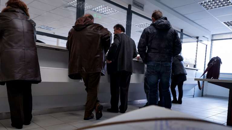 Πανικός σε εφορία: Πολίτης ξυλοκόπησε άγρια υπάλληλο - Ζητούσε φορολογική ενημερότητα που δεν δικαιούταν