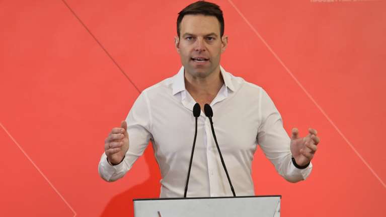 Ανάλυση Bloomberg για Κασσελάκη: Με τον πρώην trader της Goldman Sachs ο ΣΥΡΙΖΑ έχει αρχίσει να αποσυντίθεται