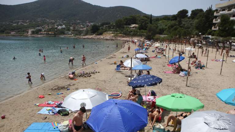 Πόρτο Ράφτη: Σφραγίστηκε η πλαζ "Αυλάκι" - Βρέθηκαν παραπάνω λουόμενοι από το επιτρεπόμενο όριο [Βίντεο]