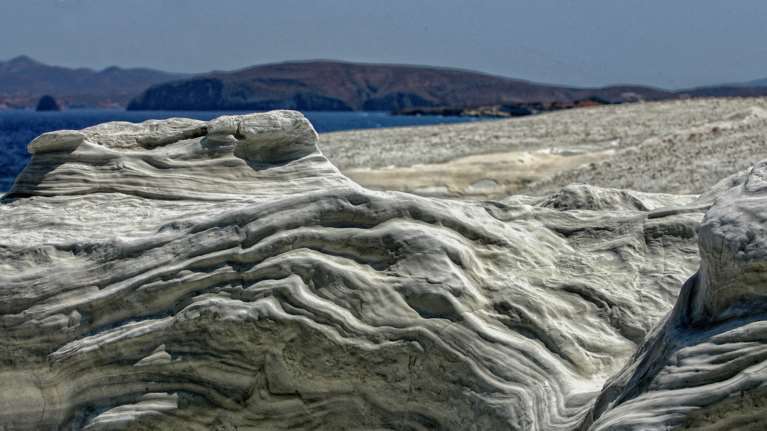 &quot;Παγώνουν&quot; οι οικοδομικές άδειες στη Μήλο μετά τον σάλο για περιοχές όπως το Σαρακήνικο και η Αχιβαδόλιμνη