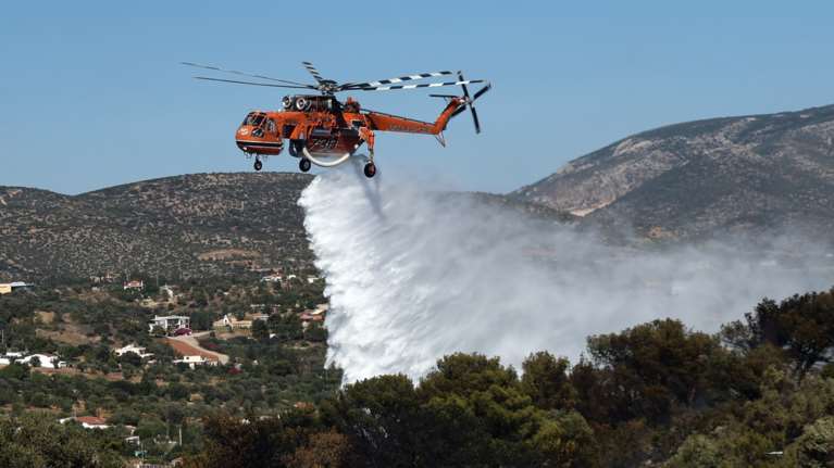 Πυρκαγιά εκδηλώθηκε σε χαμηλή βλάστηση στον Ασπρόπυργο - Σηκώθηκε ελικόπτερο