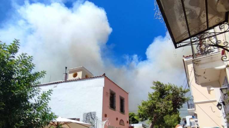 Σε ύφεση η φωτιά στα Κύθηρα - Εξακολουθεί να επιχειρεί μεγάλη δύναμη της Πυροσβεστικής [εικόνες]