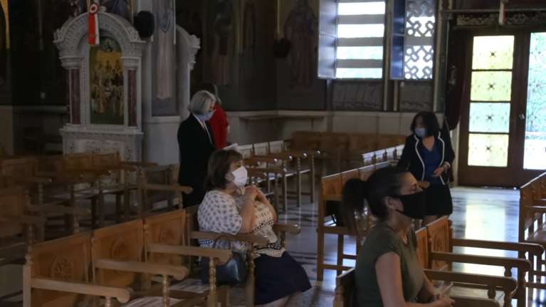 Αδιανόητο: Ιερέας διέκοψε τη λειτουργία επειδή πιστή φορούσε μάσκα - &quot;Δεν θέλω καρναβάλια&quot;