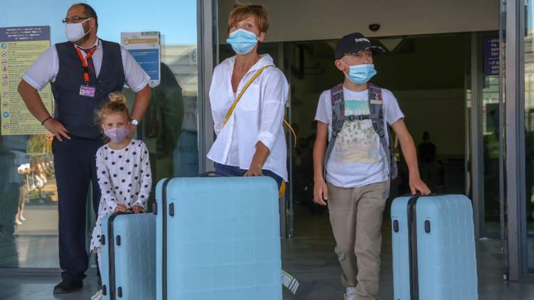 Κορονοϊός: Τήνος, Σέριφος, Σαντορίνη μπήκαν στη λίστα καραντίνας της Ουαλίας