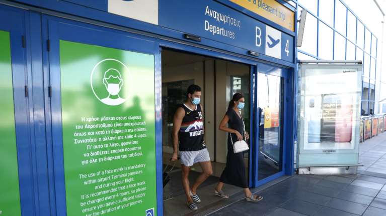 Ηράκλειο: Τουρίστας έσπασε την καραντίνα, πήρε τους φίλους του και προσπάθησε να μπει στο αεροπλάνο