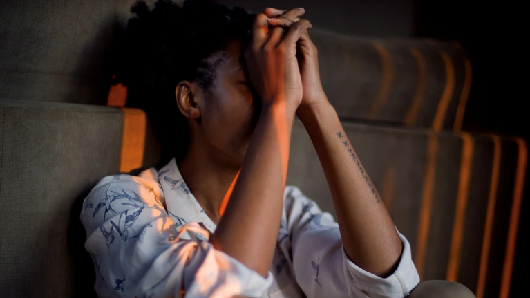 Πώς συνδέεται ο κορονοϊός με κατάθλιψη, στρες και αϋπνία