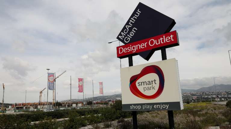 Το εκπτωτικό χωριό McArthur Glen ανακοίνωσε την αναστολή της λειτουργίας του