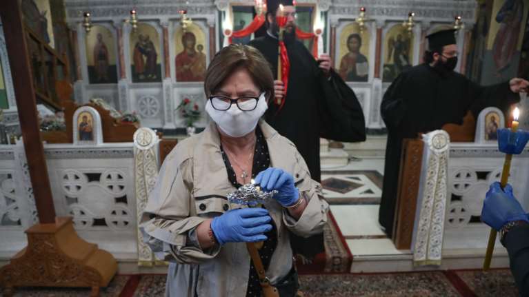 Εκκλησιασμός επί κορονοϊού: Πιστοί  με μάσκες, γάντια και αναστάσιμα κεριά [εικόνες]