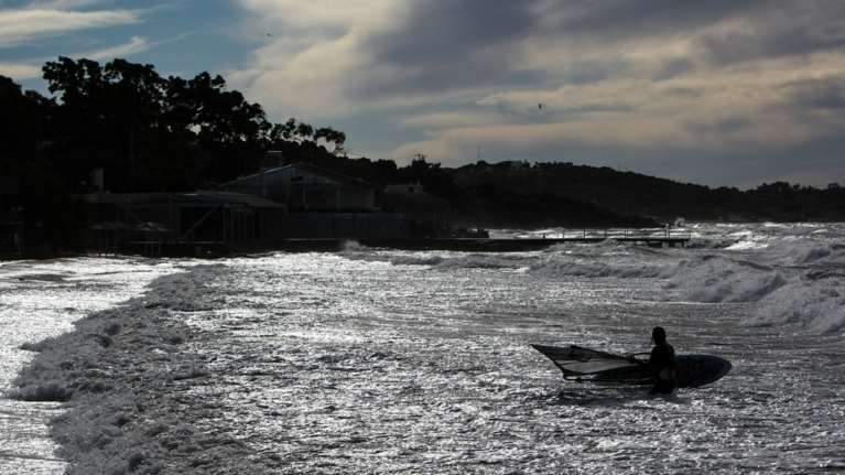 Καιρός: Υψηλές θερμοκρασίες και πολύ μεγάλος κίνδυνος πυρκαγιάς - Πότε εξασθενούν οι άνεμοι