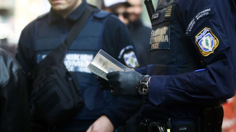 Κορονοϊός: Θετικοί επτά αστυνομικοί - Είχαν επιστρέψει από την Τήνο