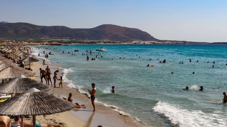 Κρήτη: Πατέρας κλείδωσε 20 μηνών κοριτσάκι στο αμάξι για 40 λεπτά και πήγε για… μπάνιο - Πώς σώθηκε το παιδί