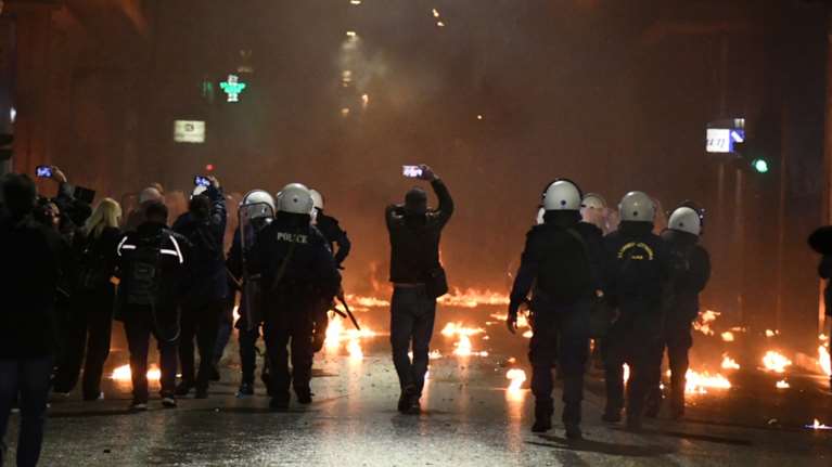 Πάτρα: &quot;Βροχή&quot; από μολότοφ - Επεισόδια και χημικά μετά την πορεία για το Πολυτεχνείο [Εικόνες - Βίντεο]