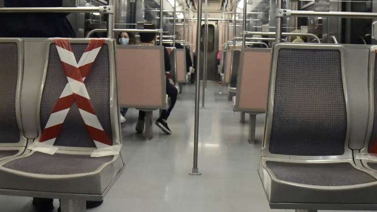 Η πρώτη μέρα στα ΜΜΜ: Μάσκες, κορδέλες στα καθίσματα μετρό - λεωφορείων και βοηθοί επιβατών [εικόνες]