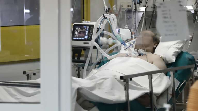 Κορονοϊός: Σοκ στην Αθήνα με διασωληνωμένο 27χρονο χωρίς υποκείμενα νοσήματα - Διασωληνώθηκε και άλλος 27χρονος