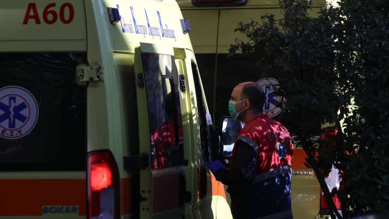 Σοκ στο Αιγάλεω: Γυναίκα πέταξε τα ανήλικα ανίψια της από το μπαλκόνι - Πήδηξε και η ίδια στο κενό