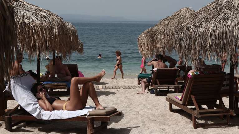 Χαμός στις οργανωμένες παραλίες - &quot;Φράκαρε&quot; από το μποτιλιάρισμα η παραλιακή [εικόνες]