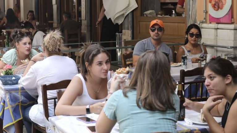 Κλειδί ο εμβολιασμός των 50ρηδων για να μην πιεστούν τα νοσοκομεία-Μέτρα εισηγούνται οι ειδικοί στην κυβέρνηση