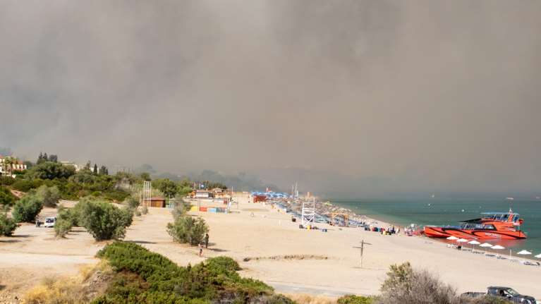 Μάχη με την πύρινη λαίλαπα στη Ρόδο: Αναζωπυρώσεις στα 3 μέτωπα - Ενισχύονται οι άνεμοι - Κατάσταση έκτακτης ανάγκης [εικόνες]