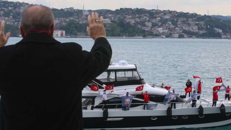 Άρχισε η φιέστα Ερντογάν για την Άλωση της Πόλης: Από τον Βόσπορο χαιρετά σημαιοστολισμένα πλοία [εικόνες]