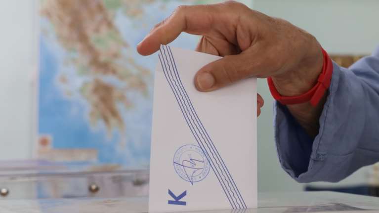 Δημοσκόπηση Prorata: Πρώτη η ΝΔ με 17 μονάδες διαφορά ενόψει ευρωεκλογών, κοντά σε μονοψήφιο ο ΣΥΡΙΖΑ - Ναι στα ιδιωτικά πανεπιστήμια