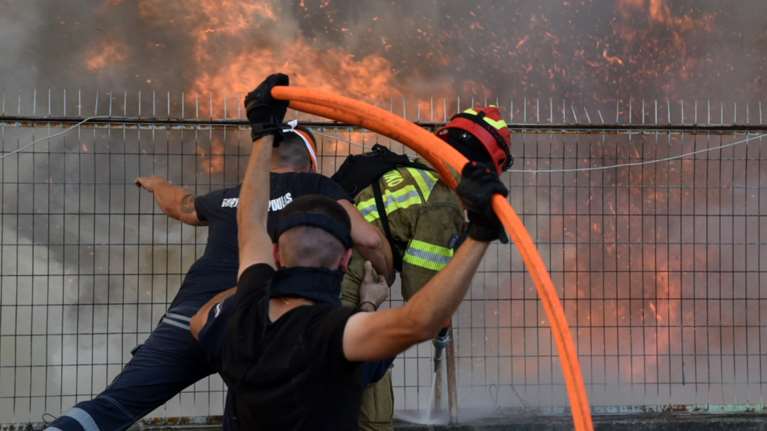 Εφιάλτης δίχως τέλος στην Αχαΐα - Κοντά στην Αρόη της Πάτρας οι φλόγες - Tιτάνια μάχη σε Πρέβεζα, Ζάκυνθο, Χίο