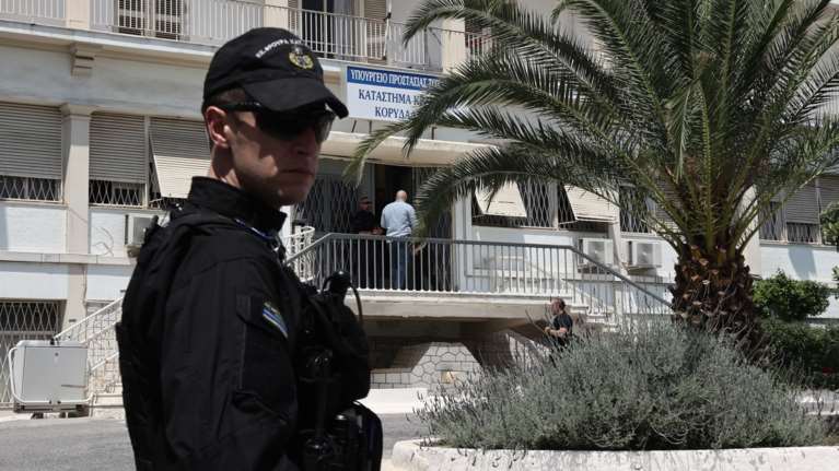 Κύκλωμα λαθραίων τσιγάρων: Τα &quot;πίτμπουλ&quot; είχαν μετατρέψει ολόκληρη πτέρυγα του Κορυδαλλού σε &quot;κέντρο επιχειρήσεων&quot; και ξυλοδαρμών