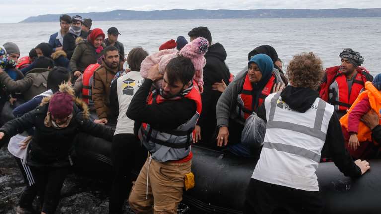 Λέσβος: Βίντεο ντοκουμέντο - Ξυλοκοπούν μέλη ΜΚΟ στο λιμάνι της Θερμής [Βίντεο]